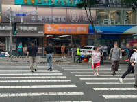 대구 교차로서 승용차 2대 충돌…인근 은행 덮쳐