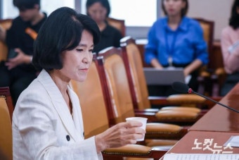 물 마시는 이진숙 후보자