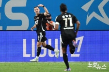 골 넣은 후 기뻐하는 일류첸코