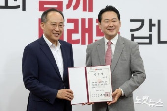 장동혁 TF위원장에게 임명장 전달하는 추경호 원내대표