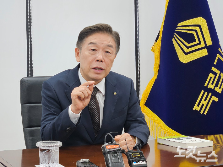 독립기념관 관장 김형석, 사퇴 불허…성실 역할 다할 것