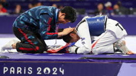 금메달 후 큰절…올림픽 2연패 태국 태권도 영웅 뒤 韓 지도자 최영석[파리올림픽]