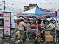 한울원자력본부, 울진 바지게시장서 이동홍보관 운영