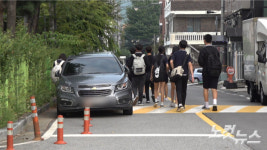 하마터면 차에 치일 뻔…차도로 내몰린 위험천만 등굣길