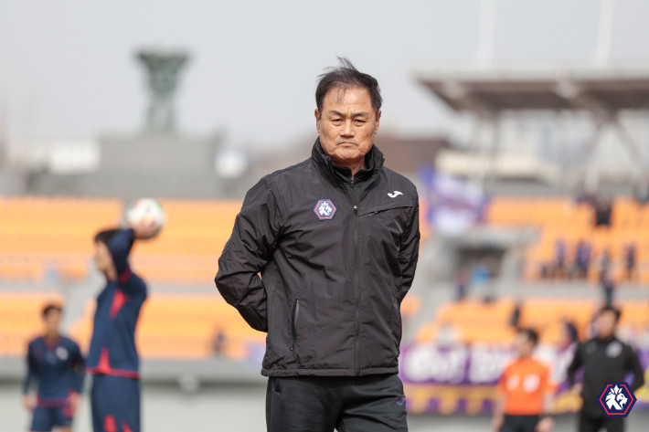 충북청주FC, 권오규 감독 자진 사임…팀 안정성에 영향 미칠 것