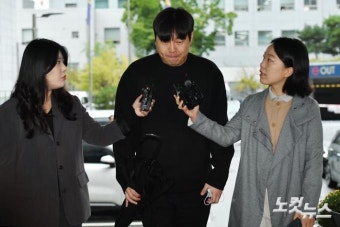 '불법도박' 이진호, 경찰 출석
