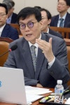 의원 질의에 답변하는 이창용 한국은행 총재
