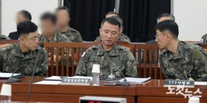 정보위 국감, 대화하는 문상호 정보사령관-원천희 국방정보본부장-박정선 777사령관