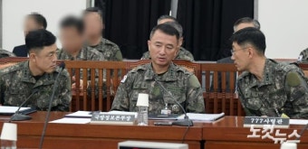 정보위 국감, 대화하는 문상호 정보사령관-원천희 국방정보본부장-박정선 777사령관