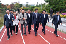 야외활동이 즐거워…안산 송호고 미래형 학교운동장 변신