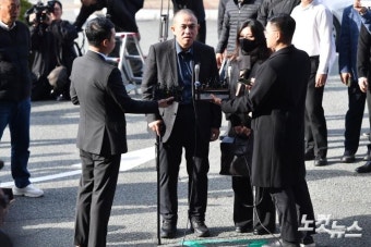 명태균, 지팡이 짚고 검찰 출석