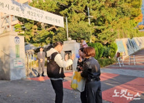 학교 앞 응원 물결 한가득 부산지역 수능시험 시작