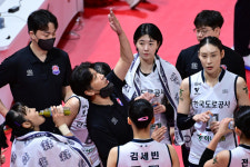 5연승 기업은행, 최상위권 점프?…도로공사는 중위권 도약 시동