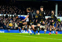 도슨 멀티 자책골 울버햄프턴, 에버턴에 4-0 대패…황희찬 33분