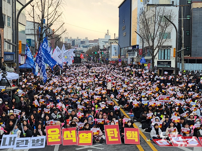 광주, 15일 윤석열 탄핵 찬반 집회 예상 - 2만 명 모일 시 긴장 최고조