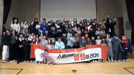설민석, 구례 초등학교 깜짝 방문…특강과 책 500여 권 기증