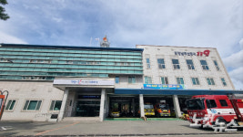 포항서 1톤 화물차 편의점 돌진…직원 등 2명 병원 이송