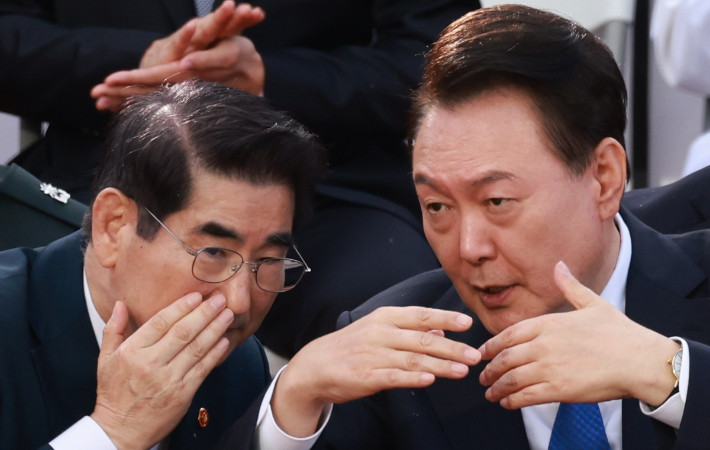 김용현 전 국방부 장관 내란 혐의 재판, 공개로 변환 중 소란 지속 중
