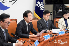 지지율 하락 왜…'포용의 리더십' 기로에 선 이재명