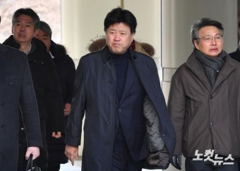 '이재명 측근' 김용, '불법자금 수수 혐의' 선고공판 출석