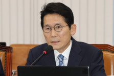 윤소하 전 의원에 죽은 새·커터칼…서울대진연 임원 1심 무죄