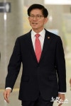 토론회장으로 향하는 김문수 고용노동부 장관