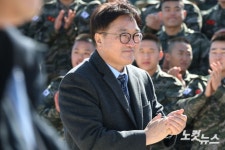 장병들 격려하는 우원식 국회의장