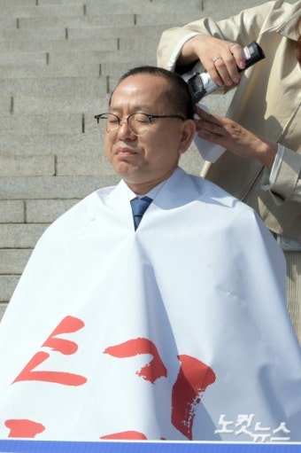 '윤석열 조기 파면 촉구' 삭발하는 김문수
