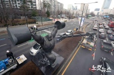 봄맞이 목욕하는 상징조형물