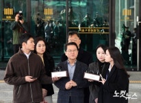구속 취소 결정 논란에 입장 밝히는 尹변호인단