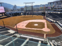 한화 유니폼 입고 성심당 빵 들고 신구장으로…대전 중구 기대