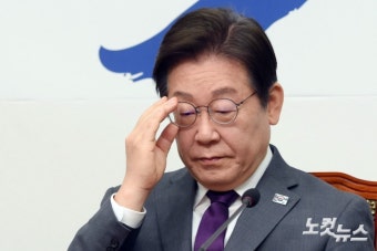안경 만지는 이재명 대표