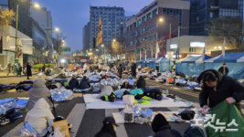 尹 탄핵심판 선고 임박…광화문 앞 밤샘 시민들 상식 살아있다 믿어요