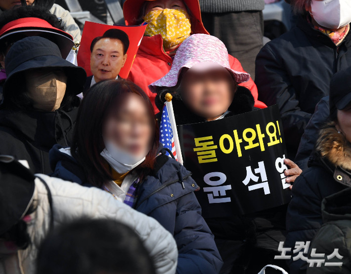 윤석열 전 대통령 지지자들, 서울구치소 앞서 석방 촉구 집회 개최