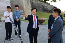 진주성 촉석문 성벽 경관 회복…매표소 철거