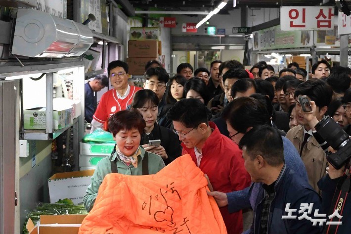 김문수, 가락시장서 선거운동 시작…반도체와 과학기술 육성 강조