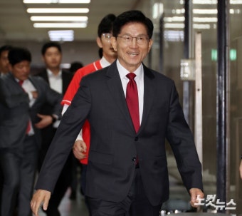 중앙선대위 회의 및  임명장수여식 참석하는 김문수 후보