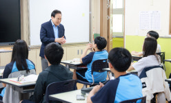 서거석 전북교육감, 아침 10분 독서 학교 찾아 격려