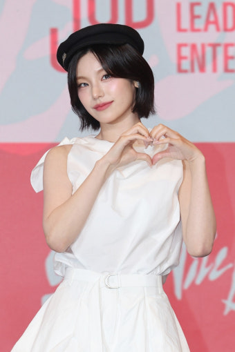 있지(ITZY), 새 앨범 발매와 재계약 논의 속 팀워크와 강인한 모습 과시!