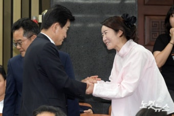인사하는 정동영 통일부 장관 후보-강선우 여성가족부 장관 후보