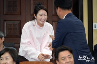 의원들과 인사하는 강선우 여성가족부 장관 후보자