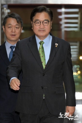 의장실로 향하는 우원식 국회의장