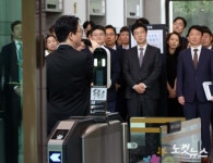 (주)심우에이앤씨 | 직원들과 인사나누는 심우정 검찰총장