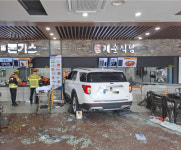 강릉 대관령 휴게소 식당 안으로 SUV 차량 돌진…16명 중경상