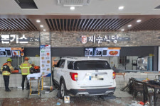 강릉 대관령 휴게소 식당가에 SUV 돌진…날벼락에 10명 중경상(종합)
