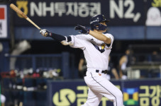 천재 유격수 은퇴식에 질 수 있나 두산 왕조 주역들, 선배 리스펙트 담긴 추격포-역전 결승포