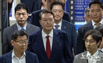 구속심사 마친 윤석열, 주머니 손 넣고 구치소로 [노컷네컷]