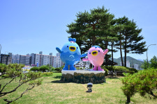 속초시 대표 캐릭터 짜니와 래요 조형물 관광지에 설치…도시 브랜드 강화