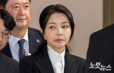 검은 정장에 부은 얼굴…'10분 지각' 피의자 김건희 특검 출석