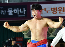 할머니 보실 영상 만들어야죠 효자 장사 박민교, 절친 라이벌 누르고 올해 3관왕